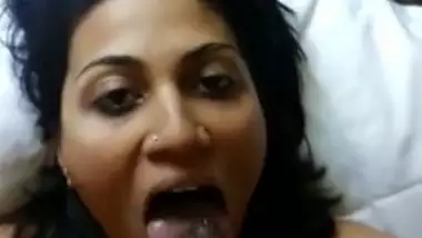 Pune bhabhi gives awesome blowjob to hubby