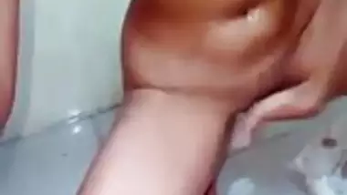 desi selfie girl Masturbating in the bathroom