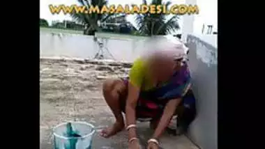 Desi Aunty Washing Clothes and flashing pussy in Saree