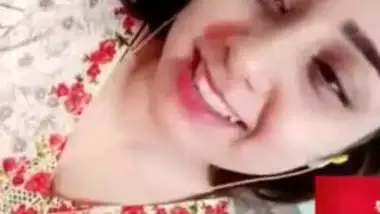 BEAUTIFUL Paki Girl Showing On VideoCALL