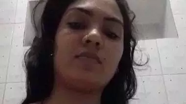 Bhabhi in bathroom making full naked selfie video