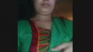 Desi bhabi showing boob