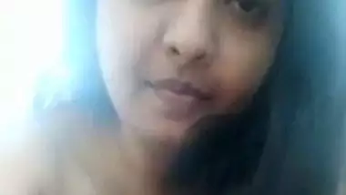 Cute Desi babe nude selfie