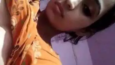 Beauty desi girl showing boobs and pussy