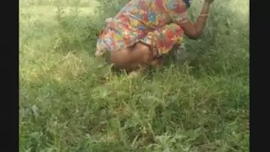 Desi village girl outdoor pee