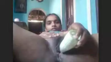 Desi housewife masturbating with veggie on cam