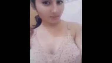 Paki Girlfriend Showing Her Nude