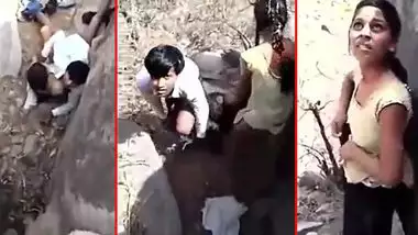 Shocking XXX Indian video! Desi village lovers outdoor caught