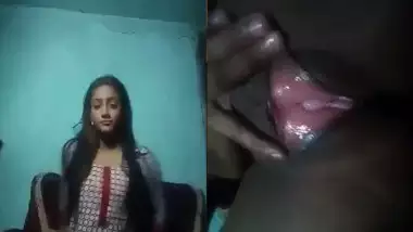 Saggy-boobied Desi XXX girl spreads her pussy lips on camera MMS