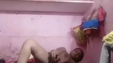 Super horny Desi XXX bitch masturbating her pussy with dildo on cam