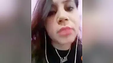 Today Exclusive- Sexy Desi Girl Showing Boobs On Video Call