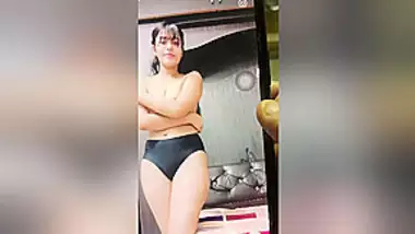 Desi Model Sia Showing Her Boobs On Live Show