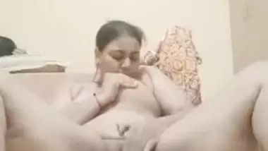 Desi fatty aunty fing her hot pussy
