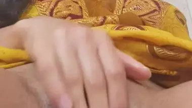 Nude babe in yellow shows off Desi cunt during XXX masturbation show