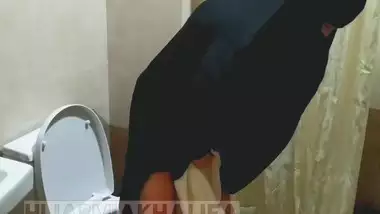 How Muslim girl pissing? Caught piss in toilet.