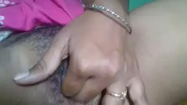 Desi girl fingering her wet pussy