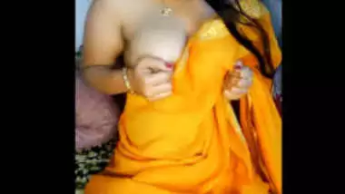 Sexy Aunty Showing her big juicy boobs seducing