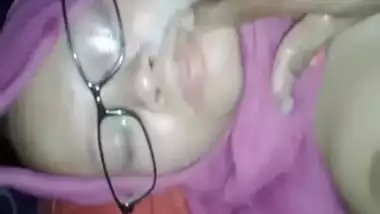 A milf takes her stepson’s cum on her face in Bangladesh sex