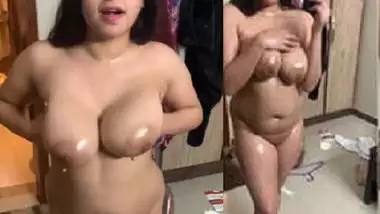 Desi girl oiling big boobs and naked body